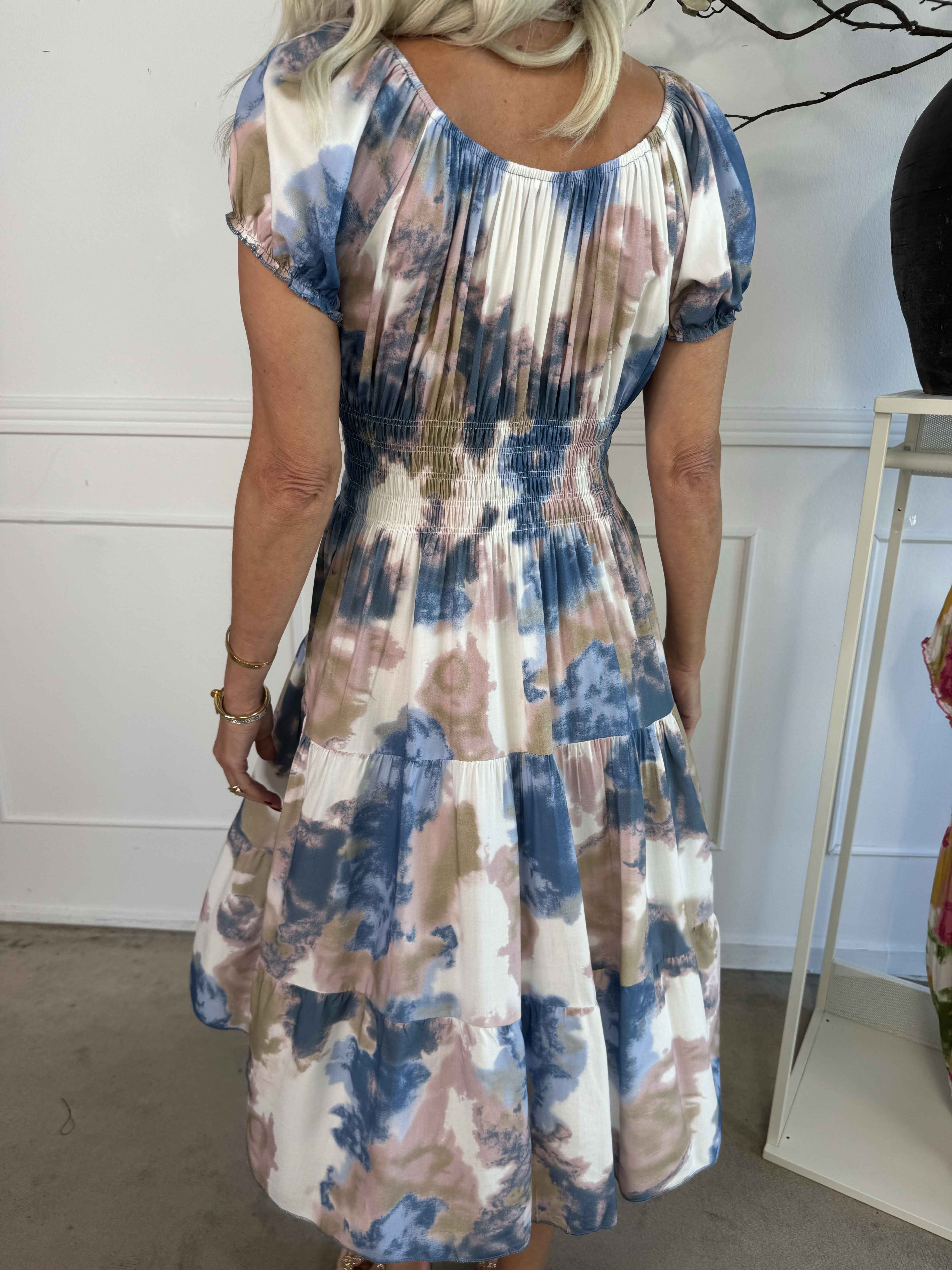 Leah - Mångfärgad viskosklänning med puffärmar och fickor